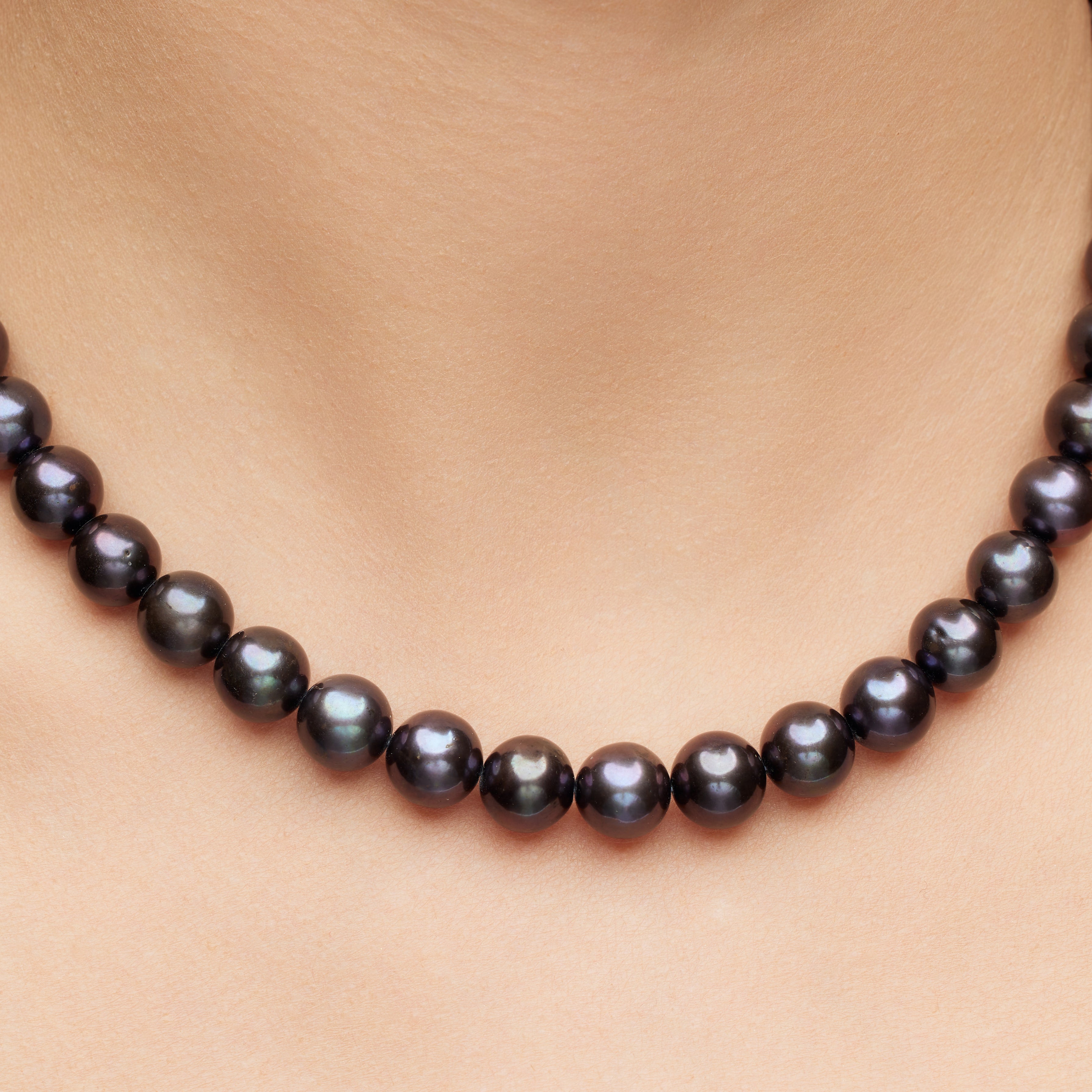 Collier en perles de culture naturelles noires avec fermoir en or 14 carats